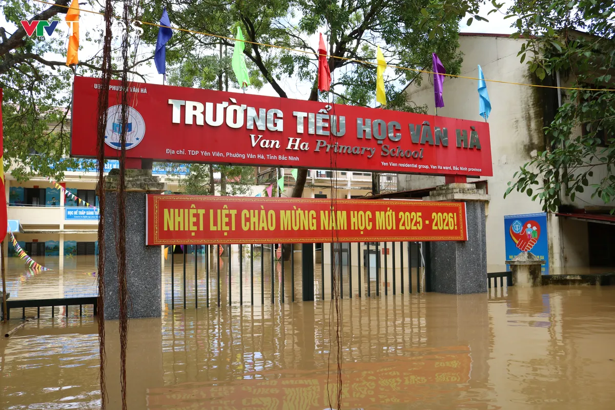 Bắc Ninh: Lũ nối đuôi cô lập hàng nghìn hộ dân phường Vân Hà - Ảnh 11.
