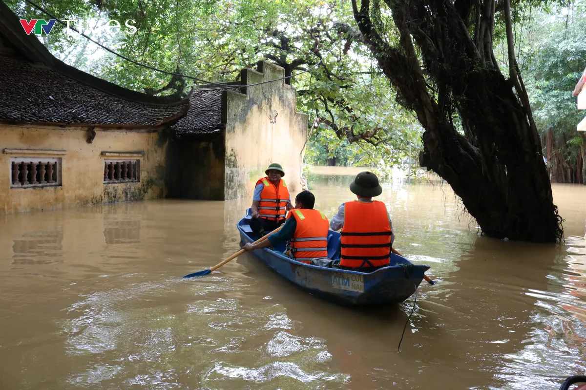 Bắc Ninh: Lũ nối đuôi cô lập hàng nghìn hộ dân phường Vân Hà - Ảnh 5.