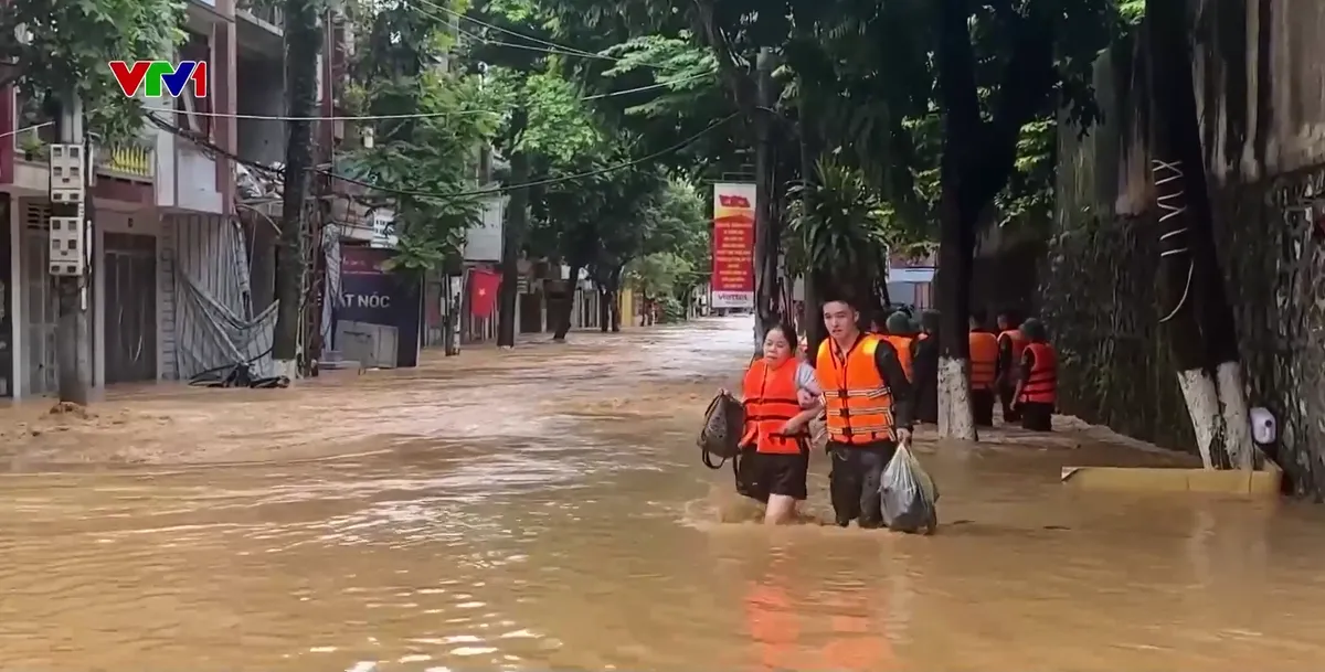Cao Bằng nỗ lực cứu dân vùng lũ  - Ảnh 1.
