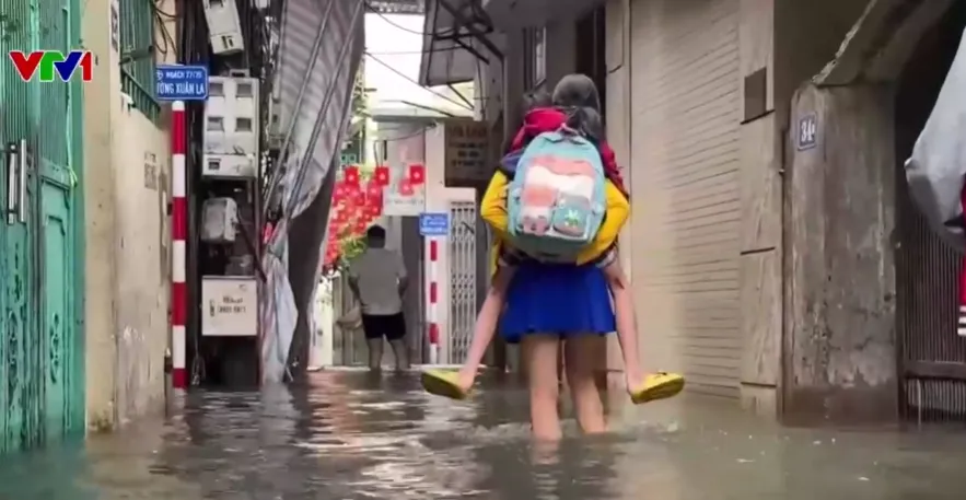 H&agrave; Nội: Khu d&acirc;n cư ngập s&acirc;u, người d&acirc;n t&aacute;t nước cả ng&agrave;y, x&aacute;ch nồi cơm xin cắm điện nhờ - Ảnh 1.