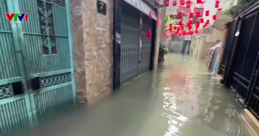 H&agrave; Nội: Khu d&acirc;n cư ngập s&acirc;u, người d&acirc;n t&aacute;t nước cả ng&agrave;y, x&aacute;ch nồi cơm xin cắm điện nhờ - Ảnh 2.