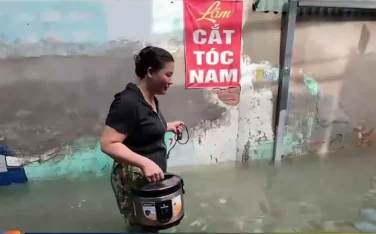 H&agrave; Nội: Khu d&acirc;n cư ngập s&acirc;u, người d&acirc;n t&aacute;t nước cả ng&agrave;y, x&aacute;ch nồi cơm xin cắm điện nhờ - Ảnh 3.