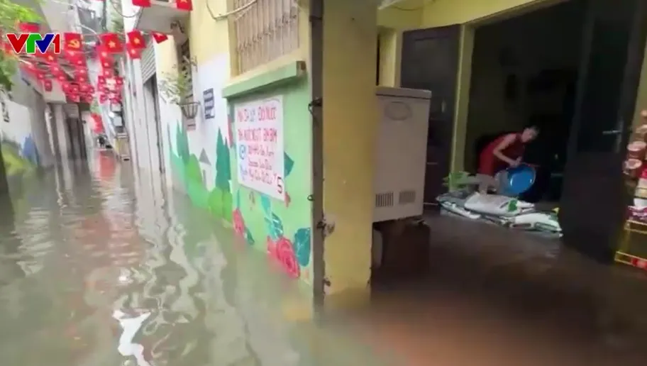 H&agrave; Nội: Khu d&acirc;n cư ngập s&acirc;u, người d&acirc;n t&aacute;t nước cả ng&agrave;y, x&aacute;ch nồi cơm xin cắm điện nhờ - Ảnh 4.