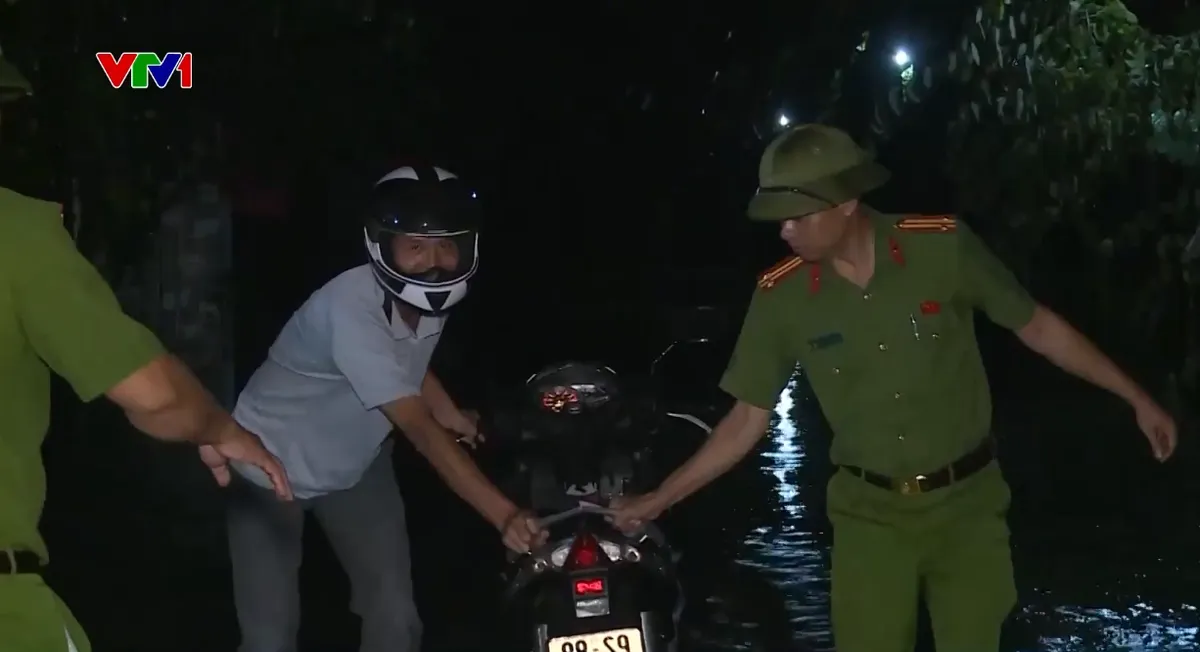 Người dân tỉnh Tuyên Quang chạy lũ trong đêm - Ảnh 1.