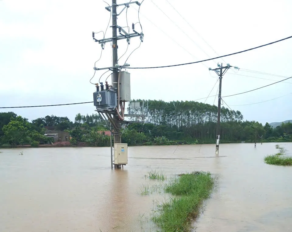 Bắc Ninh: Bảo đảm cấp điện an to&agrave;n trở lại cho v&ugrave;ng ngập lụt - Ảnh 5.
