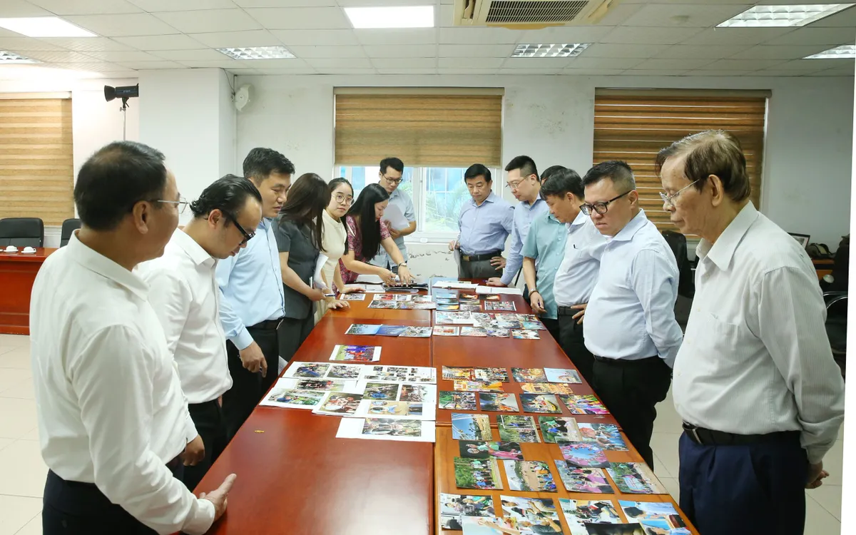 Các giám khảo chấm chung khảo Giải Báo chí toàn quốc “Vì sự nghiệp phát triển Văn hóa Việt Nam” lần thứ Ba Các giám khảo chấm chung khảo Giải Báo chí toàn quốc “Vì sự nghiệp phát triển Văn hóa Việt Nam” lần thứ Ba