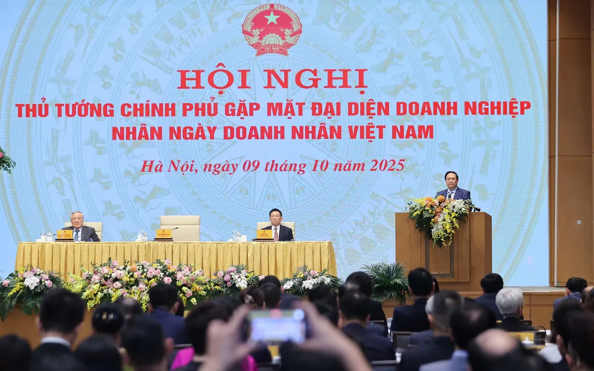 Toàn cảnh Hội nghị Thủ tướng Chính phủ gặp mặt đại diện doanh nghiệp nhân Ngày Doanh nhân Việt Nam. 