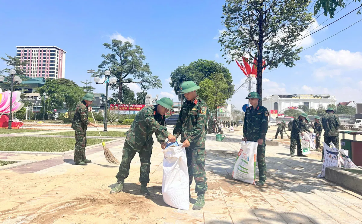Đường phố Thái Nguyên ngổn ngang sau lũ, quân đội cùng người dân chung tay dọn dẹp - Ảnh 8.