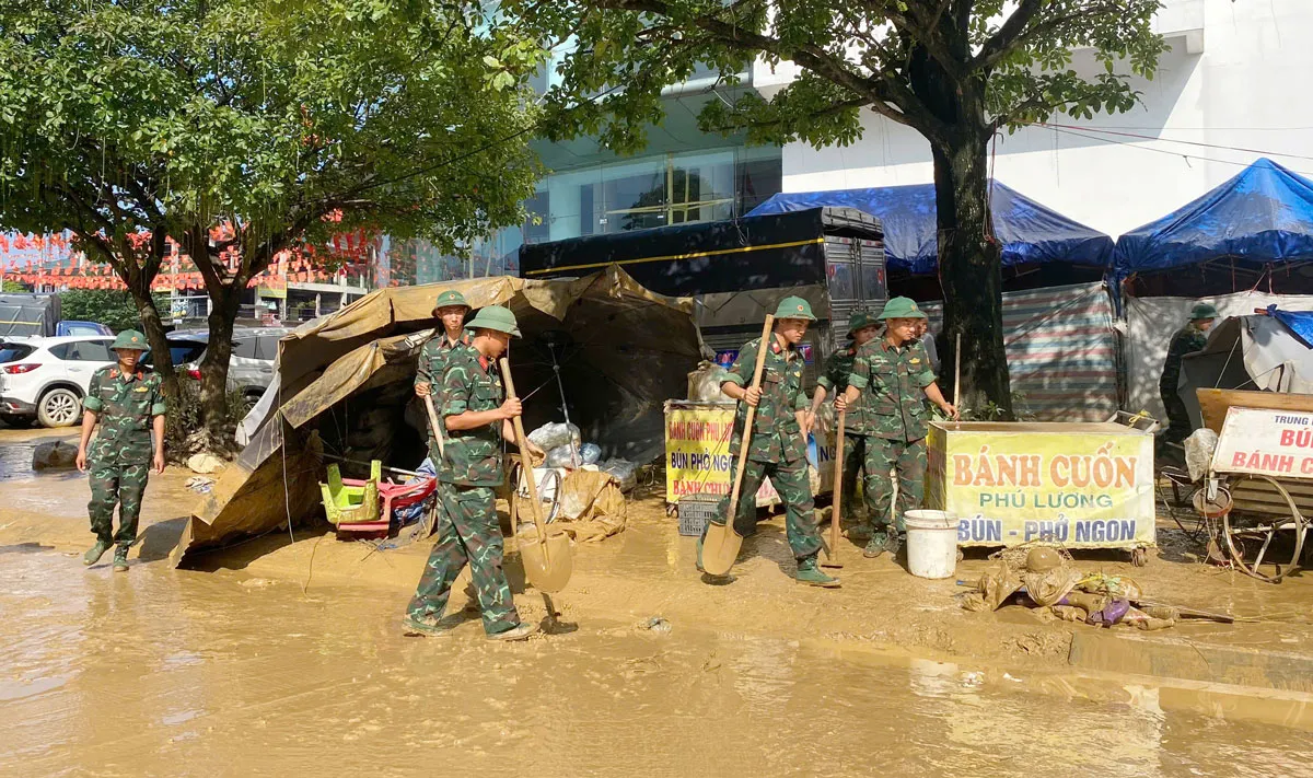 Đường phố Thái Nguyên ngổn ngang sau lũ, quân đội cùng người dân chung tay dọn dẹp - Ảnh 7.