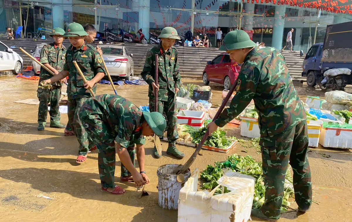 Đường phố Thái Nguyên ngổn ngang sau lũ, quân đội cùng người dân chung tay dọn dẹp - Ảnh 6.
