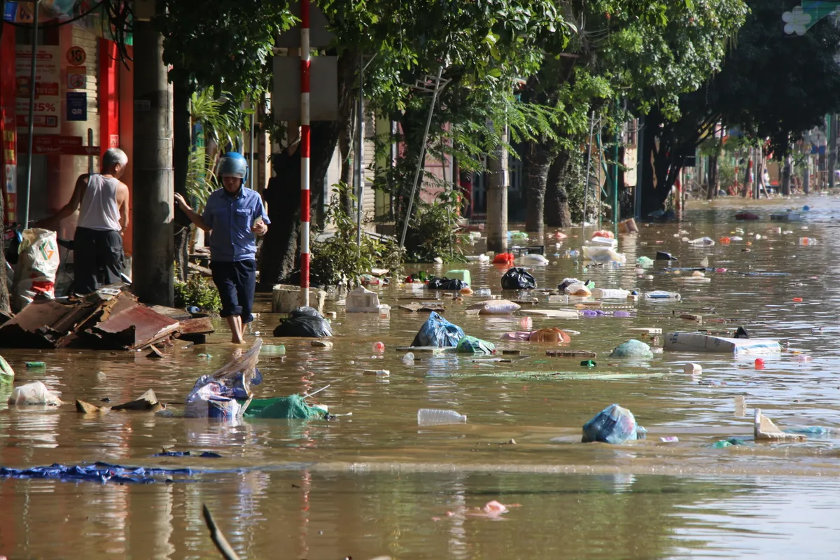 Đường phố Thái Nguyên ngổn ngang sau lũ, quân đội cùng người dân chung tay dọn dẹp - Ảnh 2.