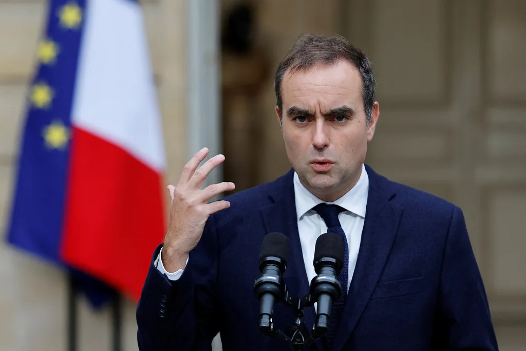 Tổng thống Pháp Macron sẽ bổ nhiệm tân thủ tướng trong vòng 48 giờ tới  - Ảnh 1.