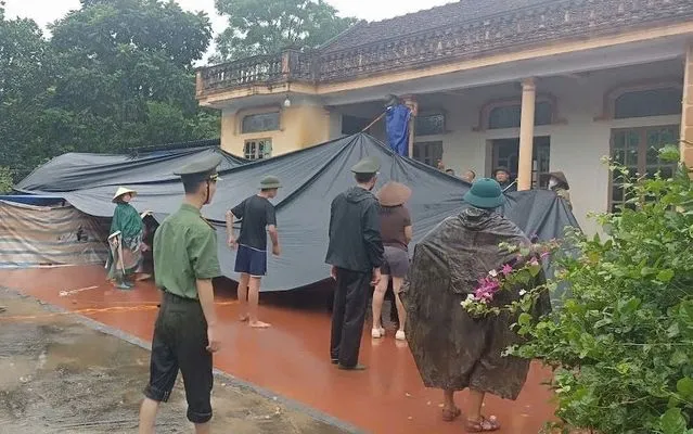 Lực lượng chức năng tỉnh Bắc Ninh hỗ trợ nhân dân sơ tán tài sản, vật nuôi, phòng tránh mưa bão. (Ảnh: TTXVN phát) Lực lượng chức năng tỉnh Bắc Ninh hỗ trợ nhân dân sơ tán tài sản, vật nuôi, phòng tránh mưa bão. (Ảnh: TTXVN phát)