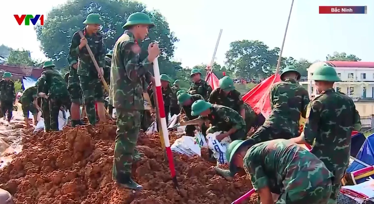 Hàng nghìn hộ dân ở Bắc Ninh vẫn chìm trong nước lũ - Ảnh 2.