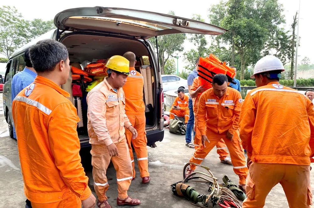 Bắc Ninh: Bảo đảm cấp điện an to&agrave;n trở lại cho v&ugrave;ng ngập lụt - Ảnh 1.