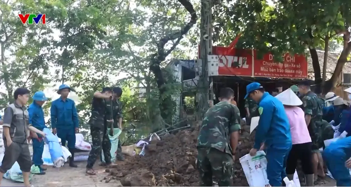 Hà Nội tập trung toàn lực gia cố đê Hữu Cầu - Ảnh 1.