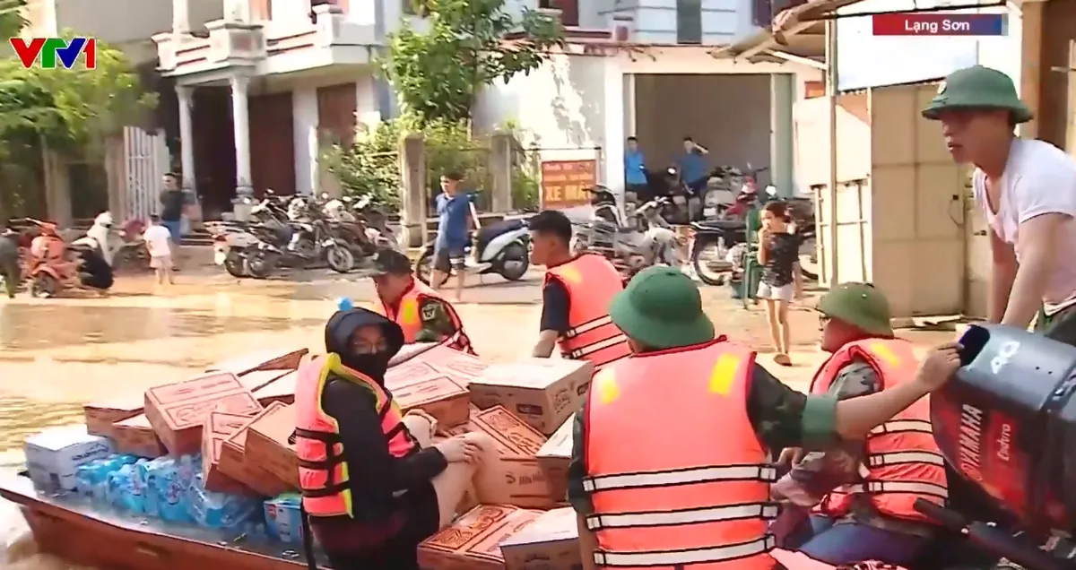 Hàng trăm tấn hàng cứu trợ tiếp tế cho người dân vùng lũ Lạng Sơn - Ảnh 1.