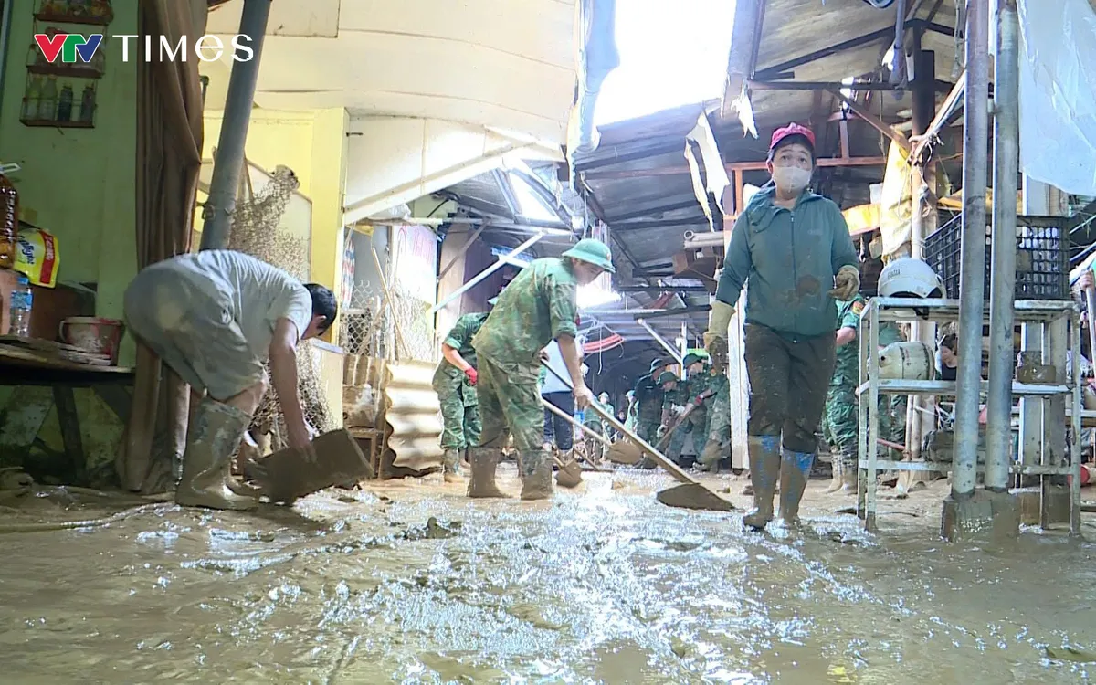 Người dân cùng với lực lượng chức năng dọn dẹp nhà ở, vệ sinh đường phố. Người dân cùng với lực lượng chức năng dọn dẹp nhà ở, vệ sinh đường phố.