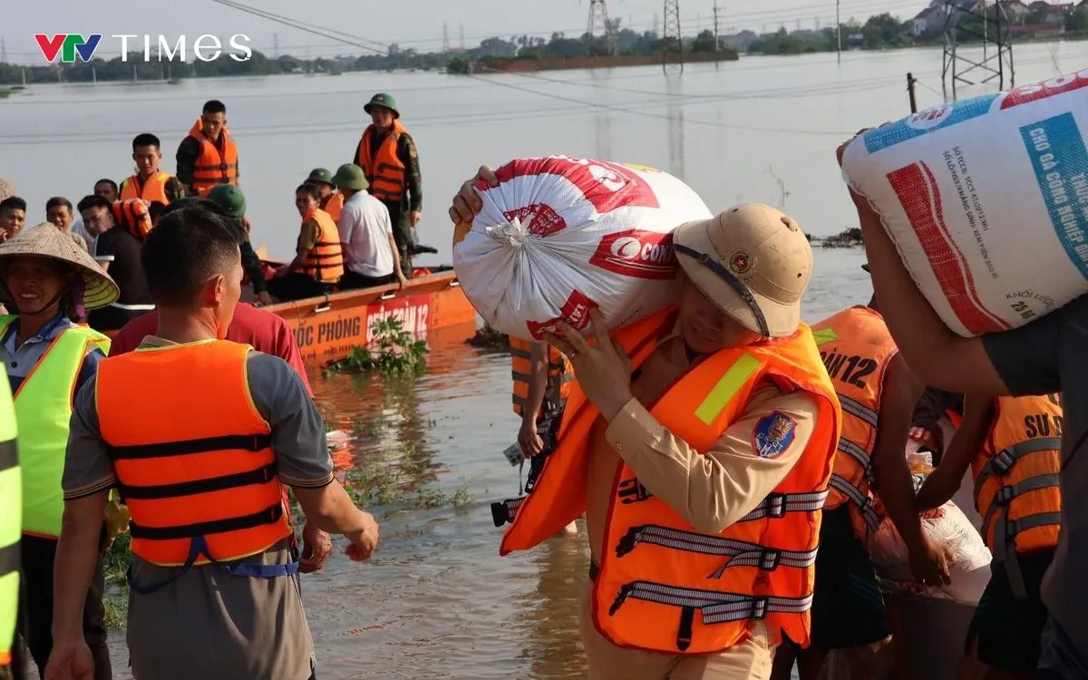 Lực lượng chức năng sơ tán người dân khỏi vùng ngập.