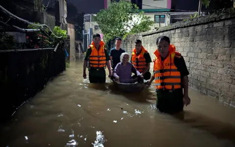 Công an Bắc Ninh đưa người dân bị ngập đến nơi an toàn. Công an Bắc Ninh đưa người dân bị ngập đến nơi an toàn.