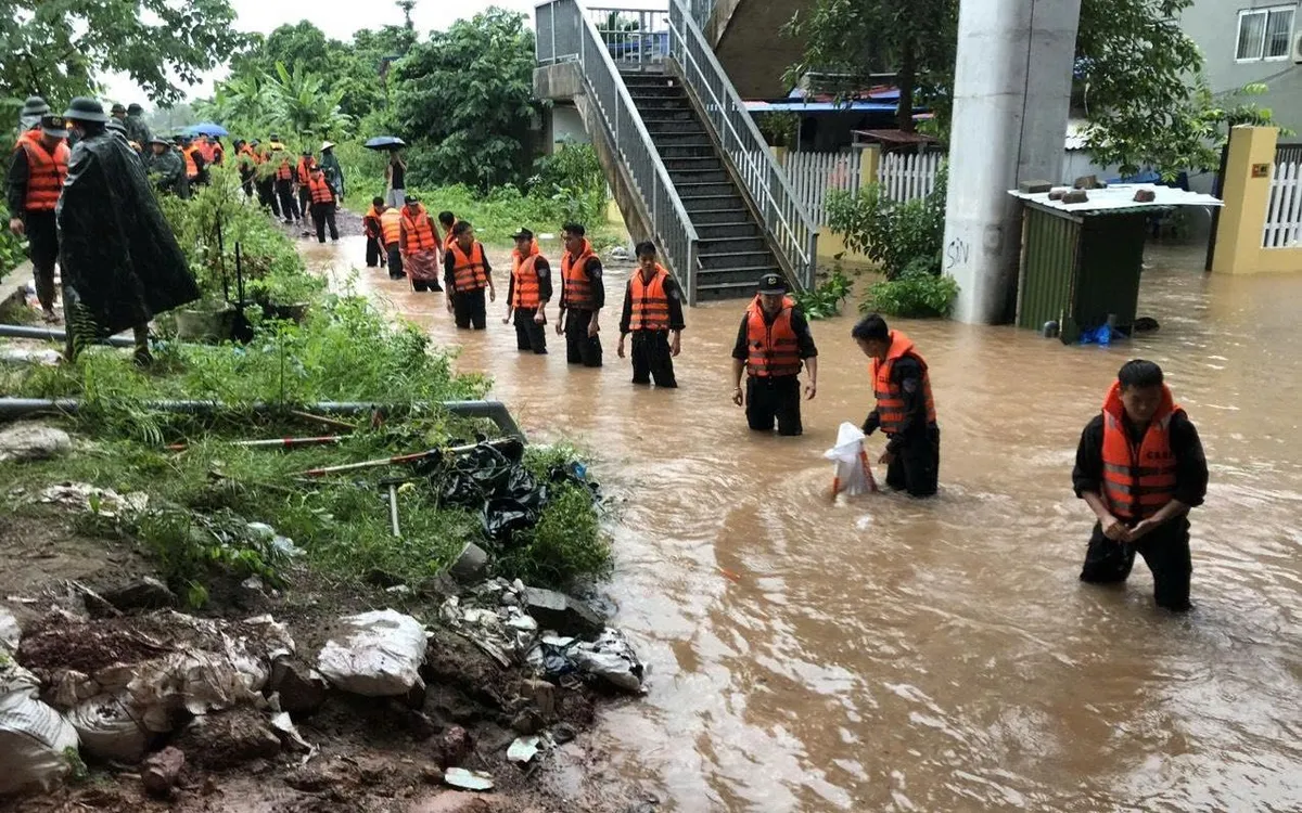 Cán bộ, chiến sĩ tham gia ứng phó với mưa lớn, ngập lụt. (Ảnh: Quốc Tùng) Cán bộ, chiến sĩ tham gia ứng phó với mưa lớn, ngập lụt. (Ảnh: Quốc Tùng)