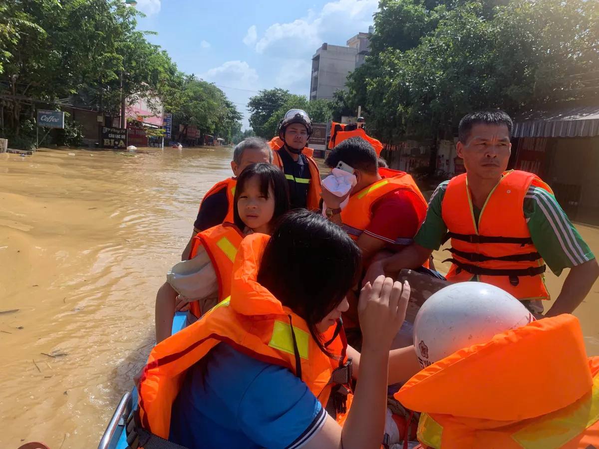 Công an Hà Nội hỗ trợ người dân xã Trung Giã khắc phục hậu quả mưa lũ - Ảnh 1.