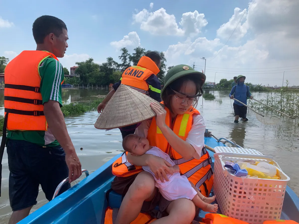 Công an Hà Nội hỗ trợ người dân xã Trung Giã khắc phục hậu quả mưa lũ - Ảnh 2.