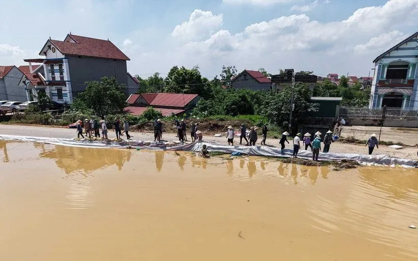 Người dân tập trung gia cố đê do nước sông Cầu dâng cao. Người dân tập trung gia cố đê do nước sông Cầu dâng cao.