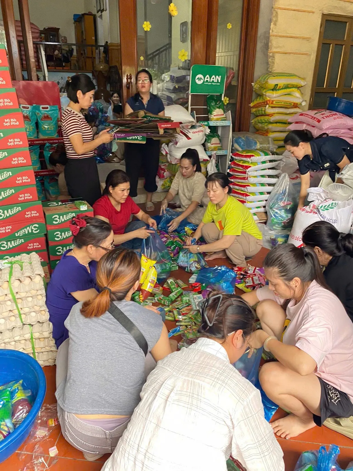 Tình Người Trong Bão Giông: Hành Trình Của Lòng Nhân Ái và Gắn Kết - Ảnh 2.