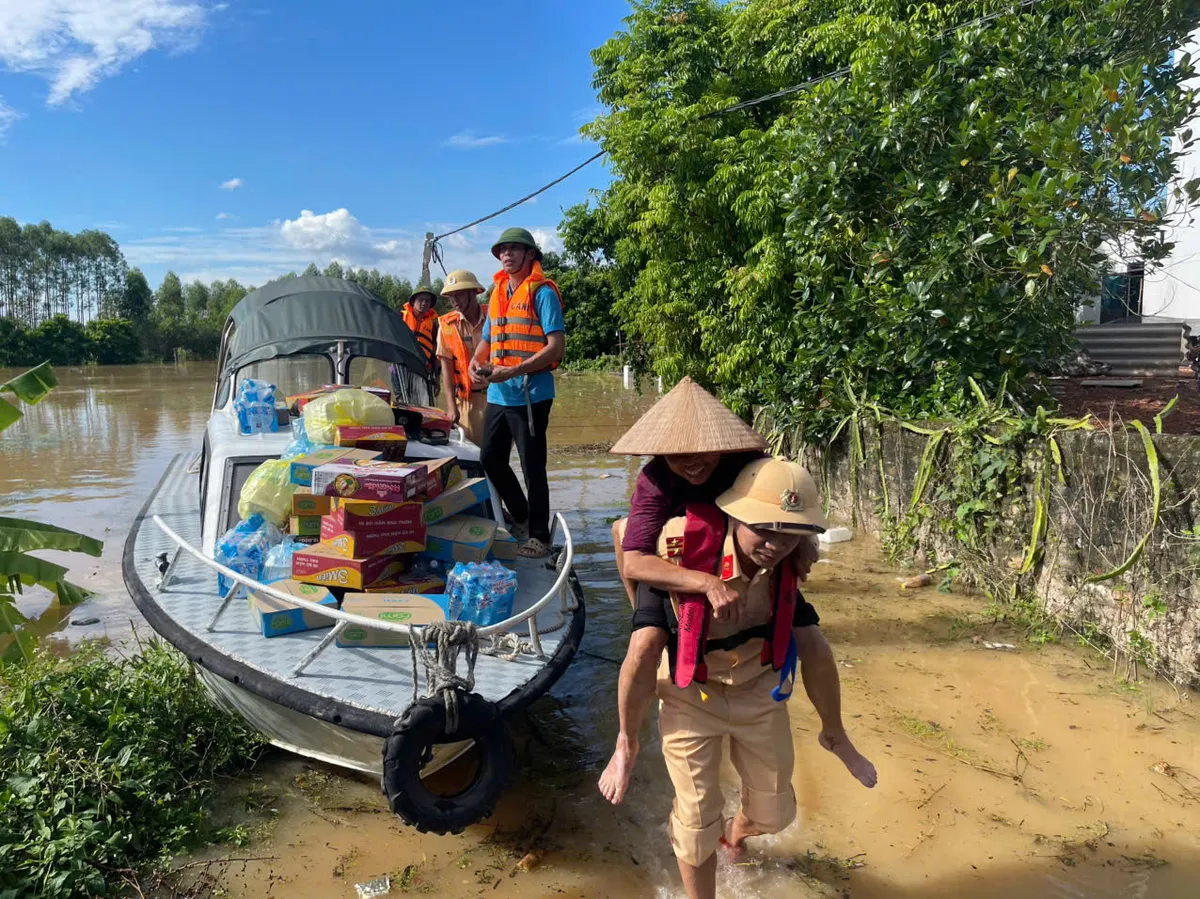 CSGT đường thủy Bắc Ninh vượt lũ giúp đỡ người dân vùng ngập lụt - Ảnh 2.