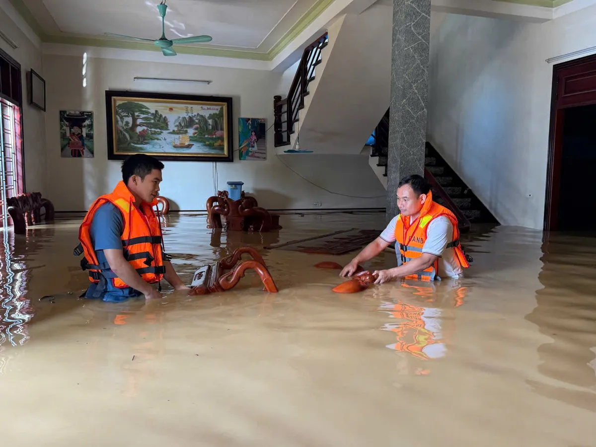 Hà Nội: Lực lượng Công an cơ sở hỗ trợ người dân ứng phó với mưa lũ - Ảnh 4.