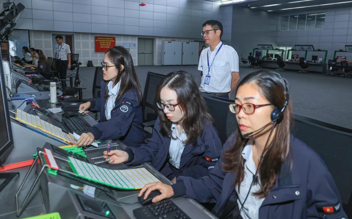 Thiết lập 'cầu hàng không' nhân đạo, vượt mưa lũ đưa hàng cứu trợ tới vùng bị cô lập - Ảnh 2.