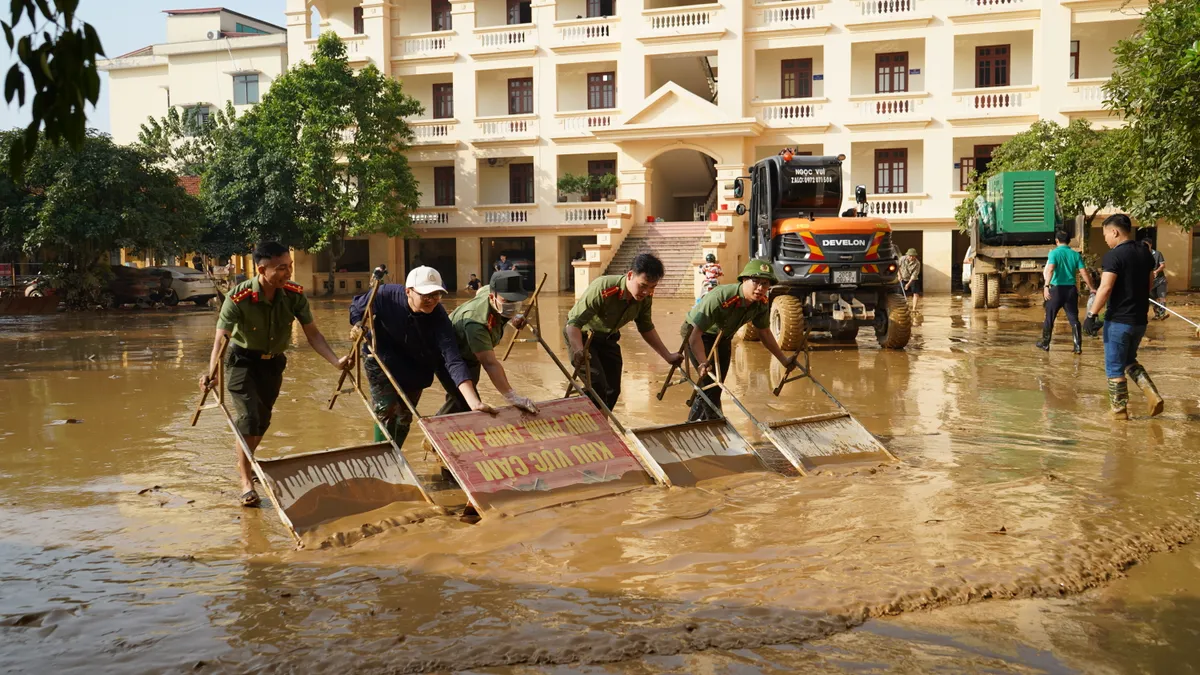 Thái Nguyên: Lực lượng công an cùng người dân dọn sạch phố phường, trường lớp sau mưa lũ - Ảnh 2.