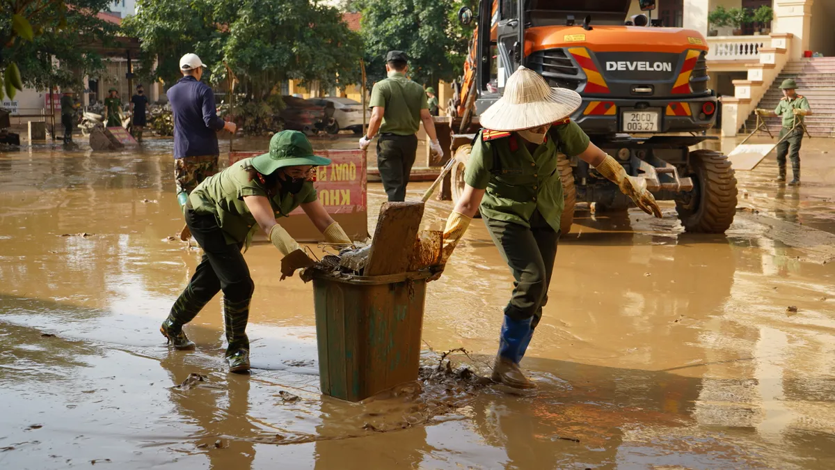 Thái Nguyên: Lực lượng công an cùng người dân dọn sạch phố phường, trường lớp sau mưa lũ - Ảnh 3.