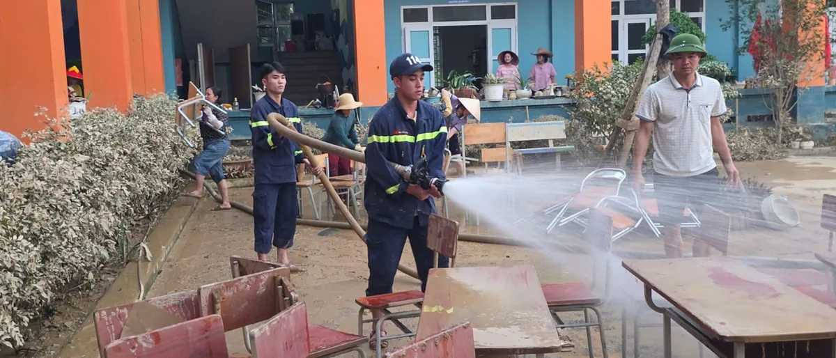 Thái Nguyên: Lực lượng công an cùng người dân dọn sạch phố phường, trường lớp sau mưa lũ - Ảnh 5.