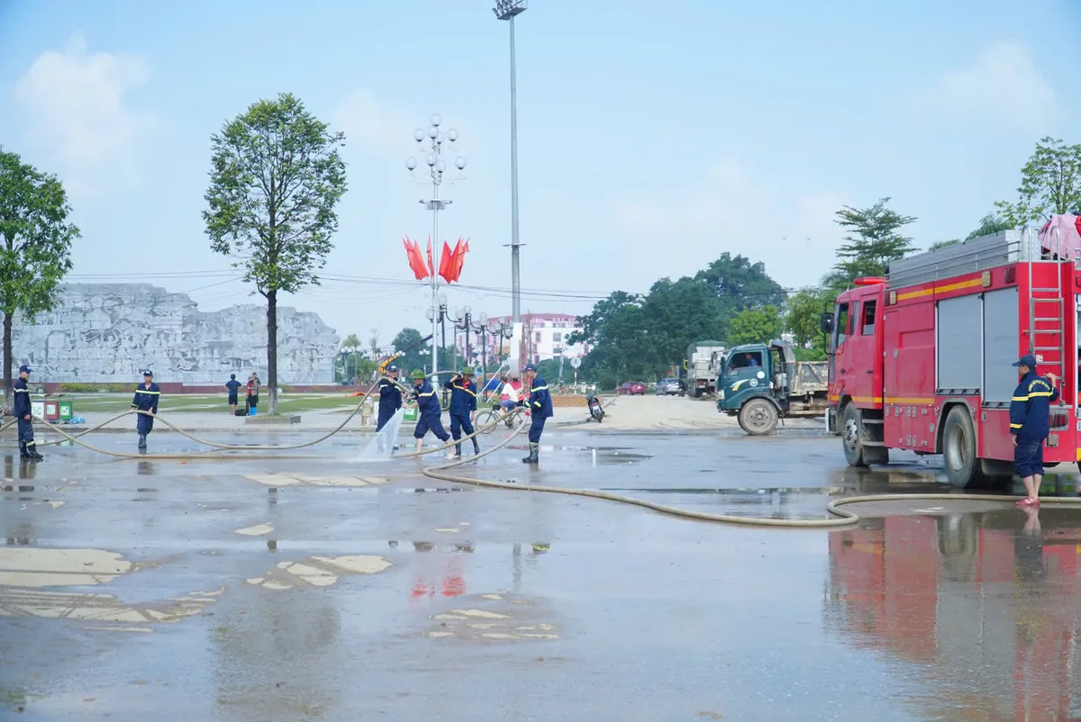 Thái Nguyên: Lực lượng công an cùng người dân dọn sạch phố phường, trường lớp sau mưa lũ - Ảnh 6.