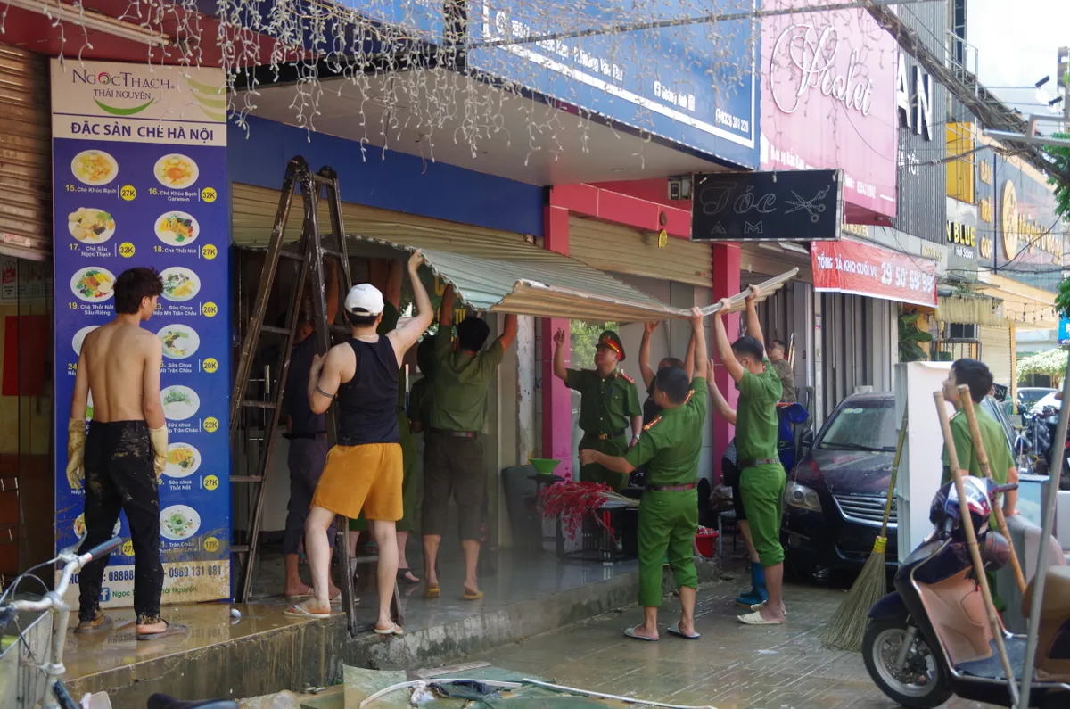 Thái Nguyên: Lực lượng công an cùng người dân dọn sạch phố phường, trường lớp sau mưa lũ - Ảnh 7.