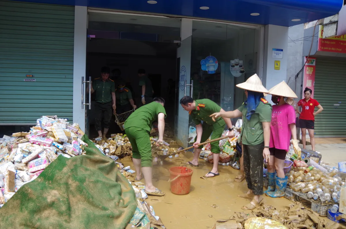 Thái Nguyên: Lực lượng công an cùng người dân dọn sạch phố phường, trường lớp sau mưa lũ - Ảnh 8.