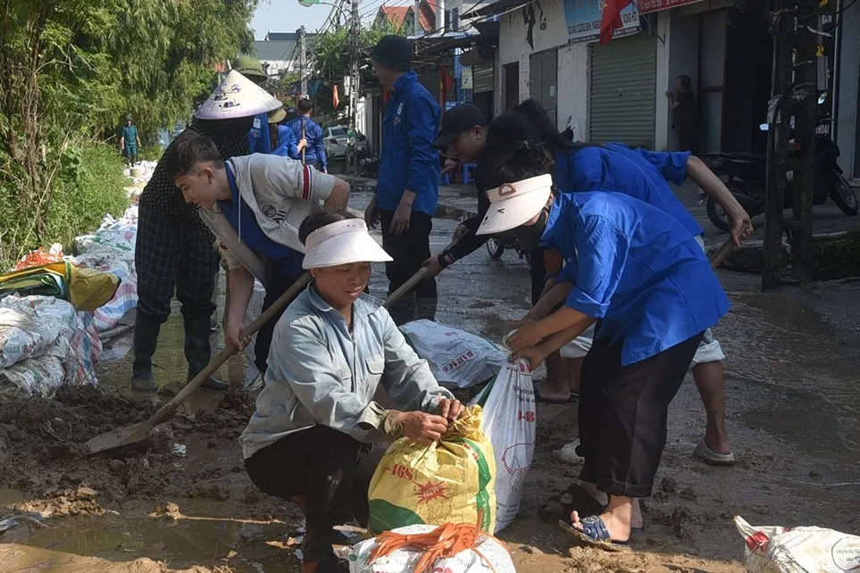 Hà Nội di dời khẩn cấp hơn 15.000 người dân Đa Phúc và Trung Giã trước sự cố đê Hữu Cầu  - Ảnh 5.