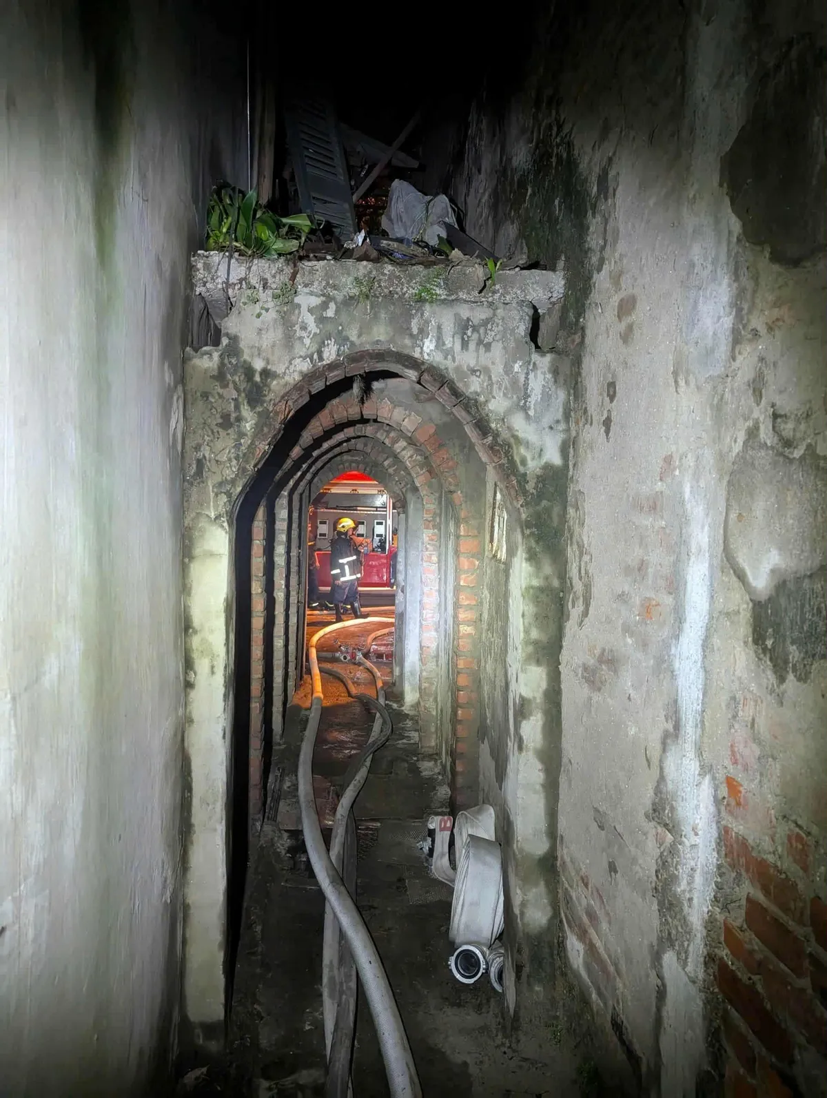 Đang cháy lớn tại phố Đê La Thành, Hà Nội - Ảnh 5.