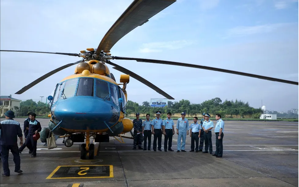 Trực thăng cứu trợ trước giờ cất cánh.  Trực thăng cứu trợ trước giờ cất cánh.