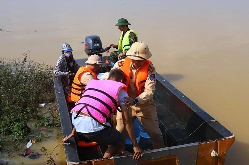 Hà Nội di dời khẩn cấp hơn 15.000 người dân Đa Phúc và Trung Giã trước sự cố đê Hữu Cầu  - Ảnh 2.