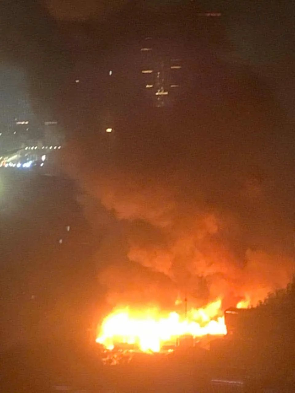 Đang cháy lớn tại phố Đê La Thành, Hà Nội - Ảnh 1.