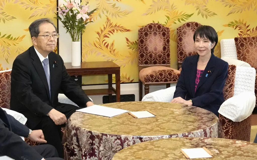 Tân Chủ tịch Đảng Dân chủ Tự do Sanae Takaichi (phải) và Chủ tịch Đảng Công minh Tetsuo Saito tại Quốc hội ở Tokyo, ngày 10/10/2025. (Ảnh: AP/Kyodo News) Tân Chủ tịch Đảng Dân chủ Tự do Sanae Takaichi (phải) và Chủ tịch Đảng Công minh Tetsuo Saito tại Quốc hội ở Tokyo, ngày 10/10/2025. (Ảnh: AP/Kyodo News)