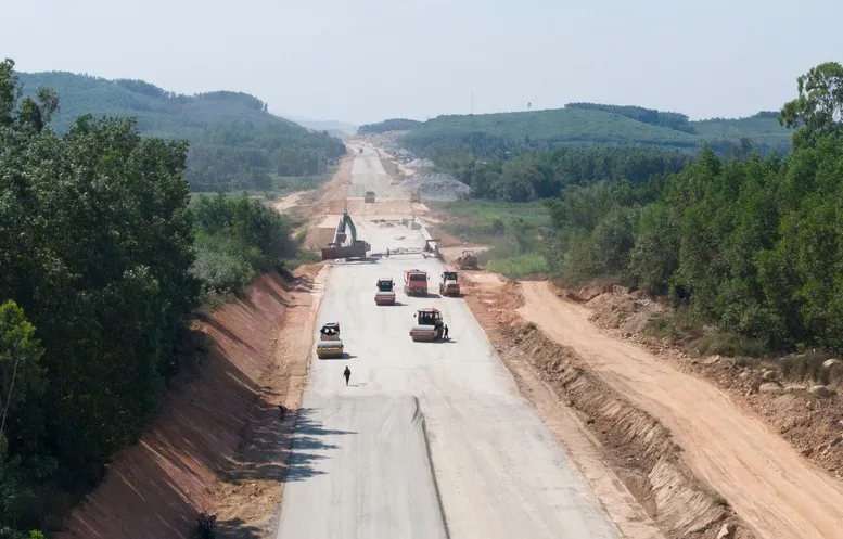 Quyết liệt xử lý vướng mắc, đẩy nhanh tiến độ cao tốc Quảng Ngãi - Hoài Nhơn - Ảnh 1.