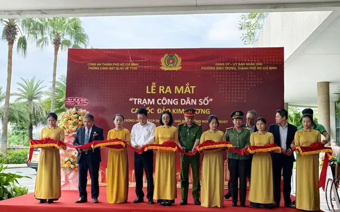 Các đại biểu thực hiện nghi thức ra mắt Trạm công dân số Các đại biểu thực hiện nghi thức ra mắt Trạm công dân số