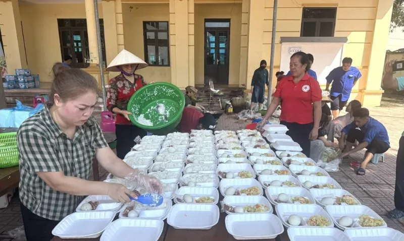 Lũ sông Cầu dâng cao cô lập hơn 2.400 hộ dân xã Trung Giã (Hà Nội) - Ảnh 2.