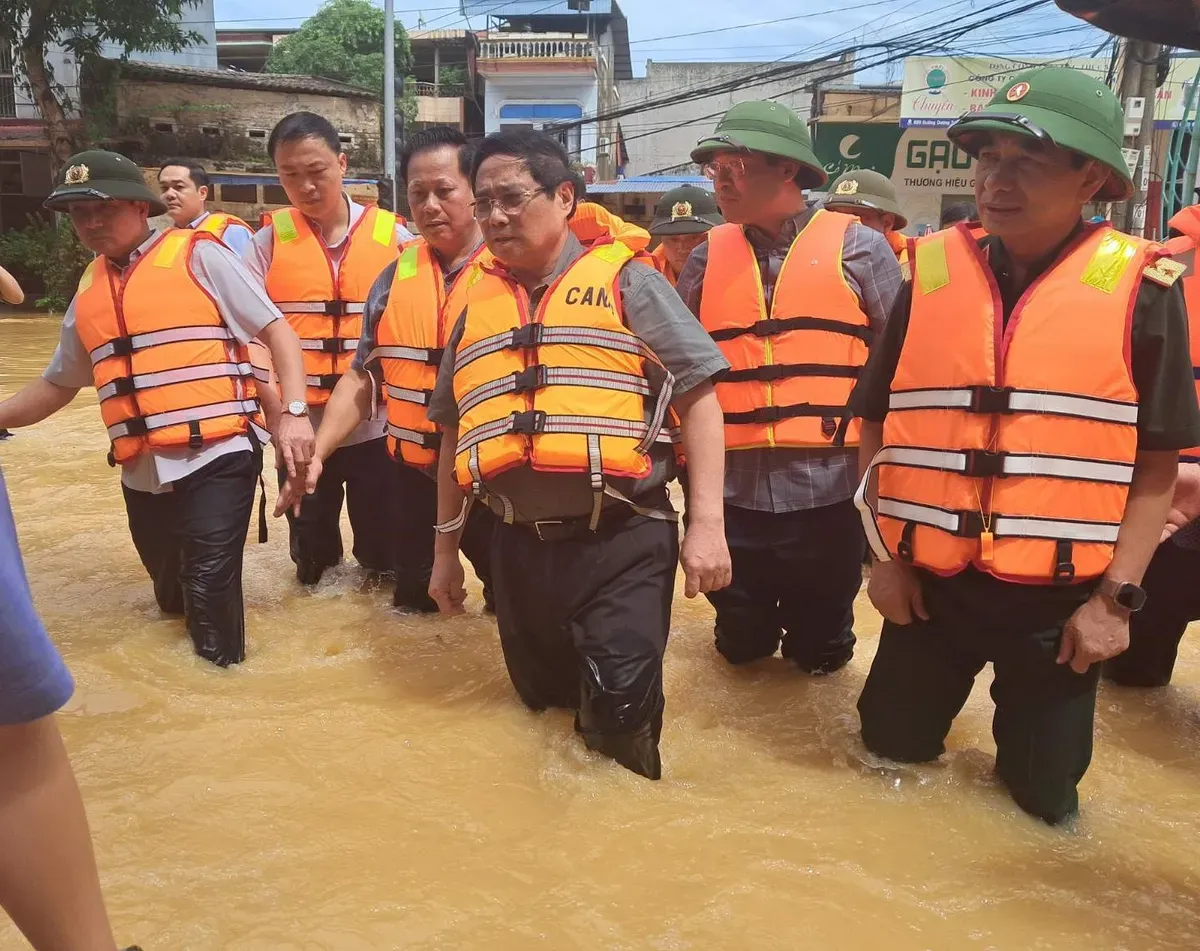 Triển khai đồng bộ, quyết liệt các giải pháp khắc phục hậu quả thiên tai sau bão số 11 - Ảnh 1.