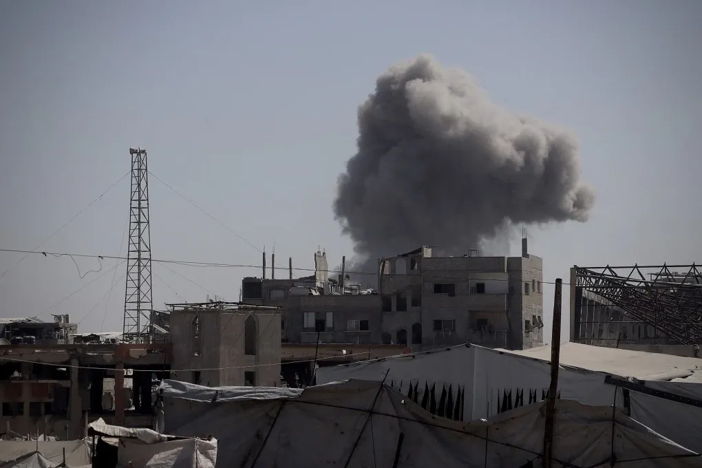 Israel vẫn không kích vào thành phố Khan Younis, Dải Gaza ngày 8/10, ngay trước lệnh ngừng bắn. Theo giới phân tích, thỏa thuận hòa bình Gaza vẫn còn nhiều thách thức cần giải quyết. Israel vẫn không kích vào thành phố Khan Younis, Dải Gaza ngày 8/10, ngay trước lệnh ngừng bắn. Theo giới phân tích, thỏa thuận hòa bình Gaza vẫn còn nhiều thách thức cần giải quyết.