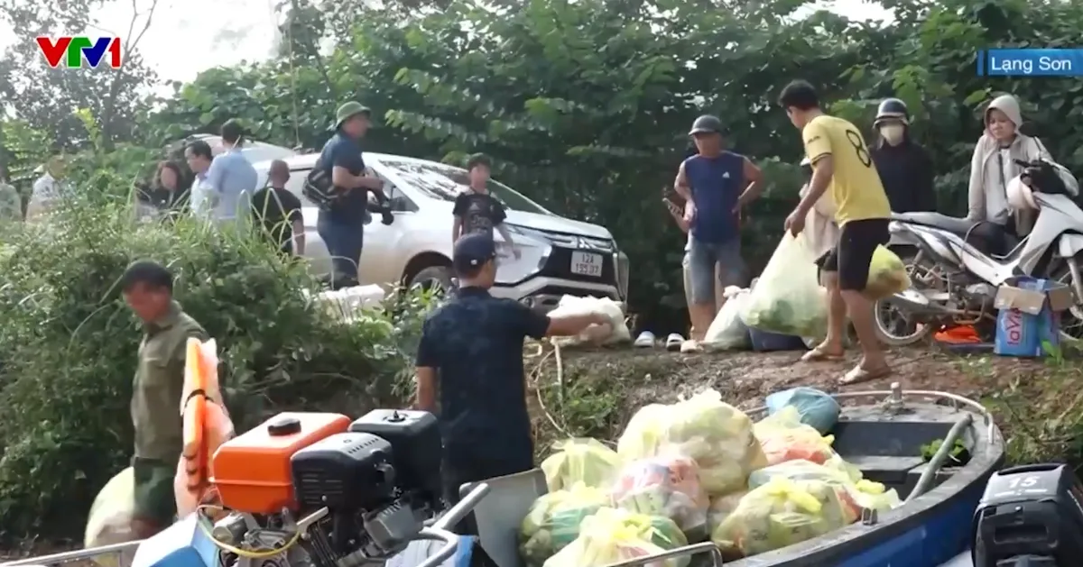 Lạng Sơn gấp rút cứu trợ người dân vùng lũ lụt - Ảnh 1.